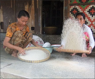 20120513-two_women_winnowing_rice Lombok.JPG
